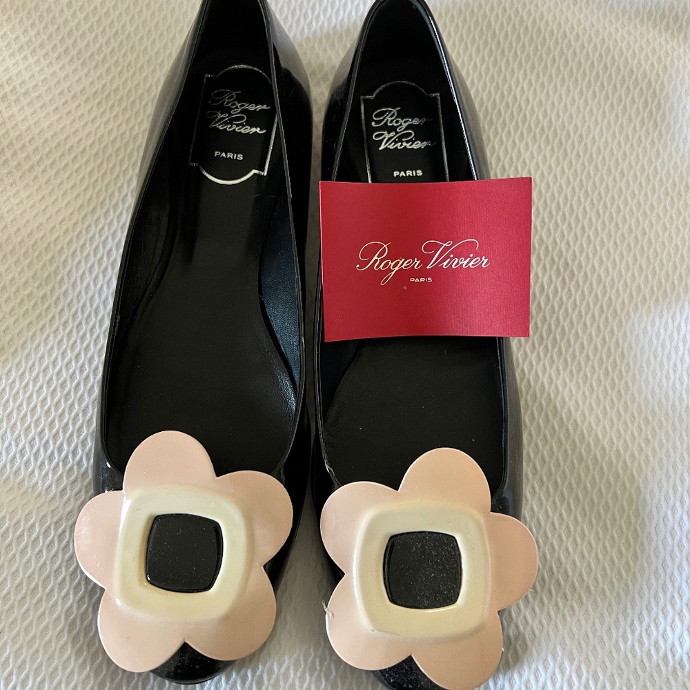 Roger Vivier Black Patent Leather flats w/ Pink Floral Appliqué Size 8 1/2